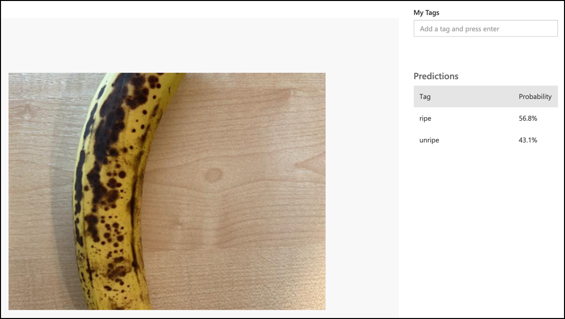 Custom Vision 中的一根香蕉,预测成熟度为 56.8%,未成熟度为 43.1%