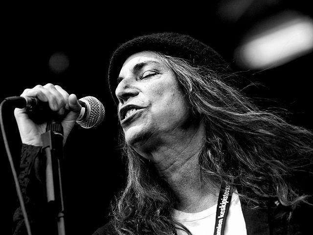 Patti Smith 使用 Shure SM58(动圈心形类型)麦克风演唱