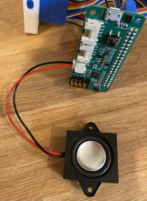 通过 JST 线缆连接到 ReSpeaker 的扬声器