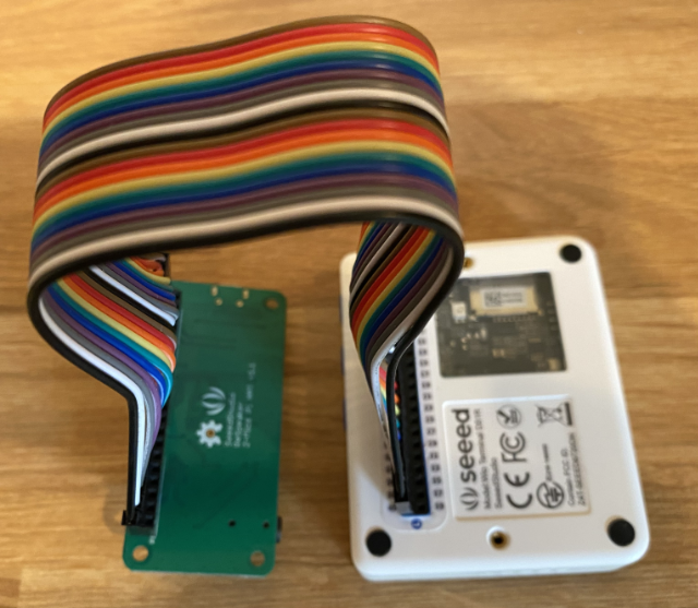 左侧引脚连接到 Wio Terminal 左侧引脚的 ReSpeaker