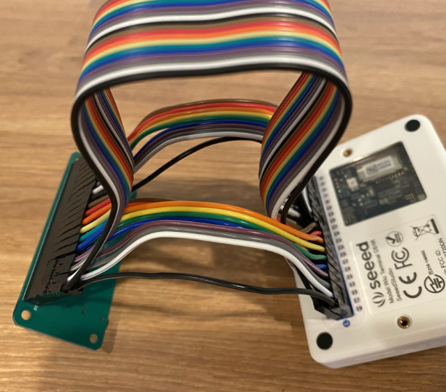 右侧引脚连接到 Wio Terminal 右侧引脚的 ReSpeaker